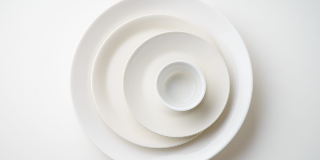 Porcelanowe białe talerze ułożone jeden na drugim