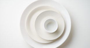 Porcelanowe białe talerze ułożone jeden na drugim