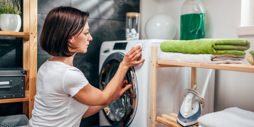 kobieta nastawiająca pranie