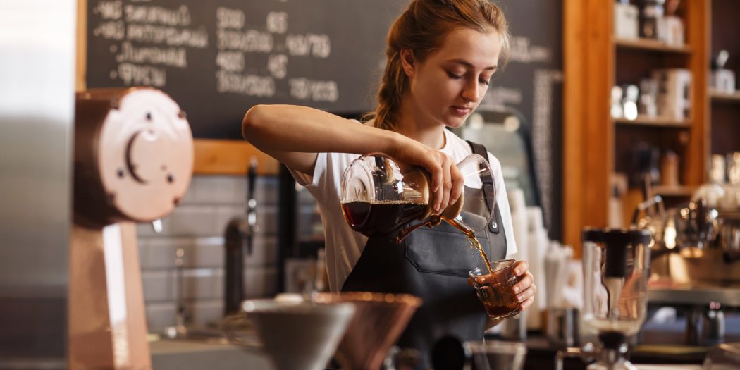 baristka używająca chemexu do parzenia kawy