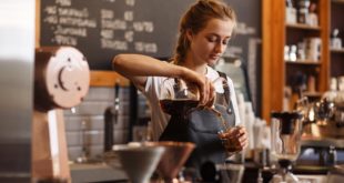 baristka używająca chemexu do parzenia kawy