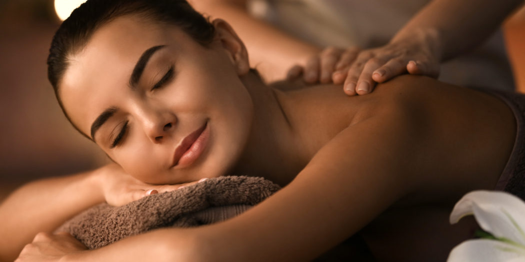 kobieta relaksująca się podczas masażu