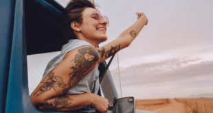 młoda dziewczyna z tatuażami podróżująca samochodem