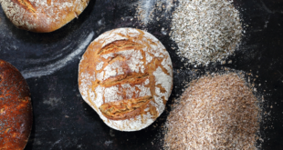 Bochenek świeżego chleba. Kompozycja naturalnych, ekologicznych wypieków piekarniczych