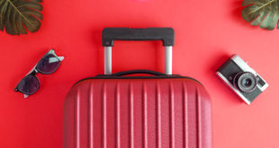 czerwona walizka spakowana na wakacje