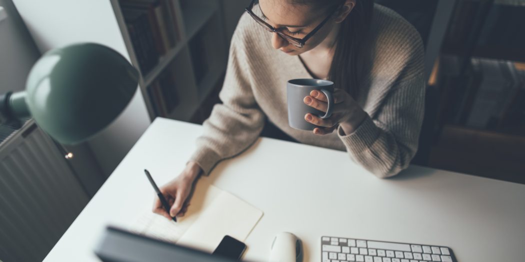 kobieta pracująca w trybie home office