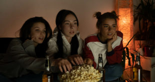 trzy dziewczyny oglądające film