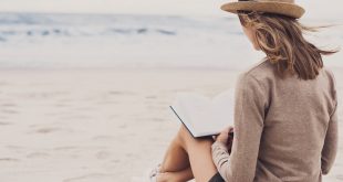 dziewczyna czytająca na plaży