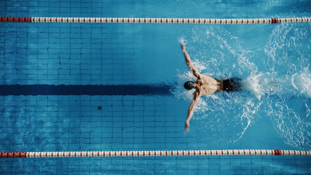 pływanie angażuje mięśnie